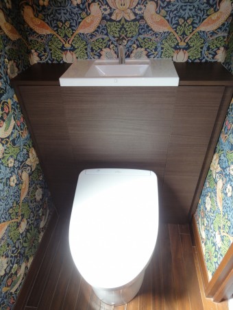 ウィリアム・モリスのクロスで上品なトイレに